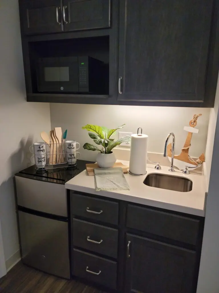 kitchenette with sink, microwave, and miniature fridge
